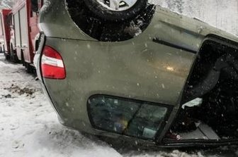 Gleich zwei Unfälle auf glatter Straße - Die Fahrerin dieses Wagens wurde nur leicht verletzt.