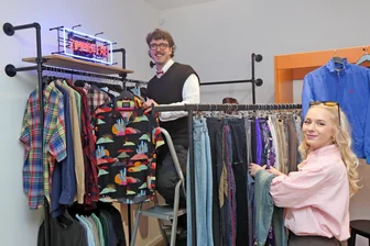 Gleich zwei Vintage-Läden eröffnen in Zwickau: „Jedes unserer Kleidungsstücke hat eine Geschichte“ - Simon Albert und Paula Faßl bereiten die Eröffnung ihres Ladens „Smalltown Vintage“ an der Magazinstraße 9/11 in Zwickau vor.