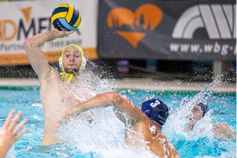 Gleiches Bild wie letztes Mal? SVV Plauen muss wieder ersatzgeschwächt gegen Uerdingen ran - Johannes Schilling (am Ball) will mit seinem SVV Plauen am Samstag die Play-Off-Serie mit einem Heimsieg spannend halten.