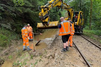 Gleis unter Geröll verschwunden: Bahnstrecke zwischen Zschopau und Wolkenstein nicht mehr befahrbar - Mitarbeiter der DB Bahnbaugruppe sind seit Montagmorgen vor Ort, um die Strecke schnellstmöglich wieder befahrbar zu machen.