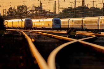 Gleisbau in Netzschkau: Schriller Signalton nervt Bürger - Das Schienennetz der Deutschen Bahn ist das größte Europas. Knapp 33.500 Kilometer betrug die sich im Betrieb befindende Länge im Jahr 2022. Instandhaltung wie jetzt in Netzschkau ist das A und O. 