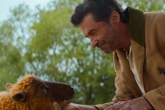 „Glenkill“, „Ein Münchner im Himmel“ und „Iron Maiden: Burning Ambition“ neu im Kino - Im Mittelpunkt des Films „Glenkill – Ein Schafskrimi“ steht Schäfer George, gespielt von Hugh Jackman, der seinen Schafen Abend für Abend Krimis vorliest. Während die Menschenwelt schläft, beginnt unter den Tieren eine hochkomische Diskussionsrunde.