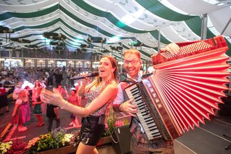 Glitzer, Glanz und Tracht: Das sind die schönsten Looks zur Eröffnung der Plauener Wiesn 2025 - Den musikalischen Startschuss zur Sternquell Wiesn-Eröffnung setzte die Joe-Williams-Band.