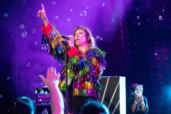Glitzer, Haltung und Ekstase: So brachte die Elektropop-Band Mia eine Bühne im Vogtland zum Beben - Die Elektropop-Musikgruppe Mia mit Sängerin Mietze Katz (im Bild) begeisterte im Naturtheater Bad Elster ihre Fans.