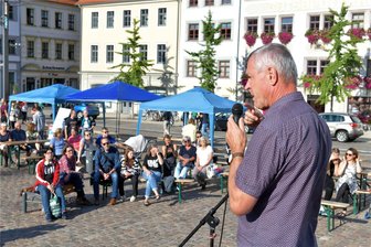 Globaler Klimastreik in Freiberg: Rund 80 Teilnehmer fordern das Ende fossiler Brennstoffe - Globaler Klimastreik auf dem Obermarkt in Freiberg. Im Bild Prof. Jörg Matschullat bei seinem Vortrag.