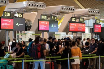 Globaler Technik-GAU: So lacht das Netz über die weltweiten IT-Probleme - Nichts geht mehr: Passagiere warten auf dem Flughafen Madrid-Barajas während des Absturzes des Sicherheitssystems von Microsoft, der zu Ausfällen bei großen Unternehmen auf der ganzen Welt geführt hat.