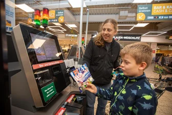 Globus-Markt in Weischlitz will Selbstbedienungskassen fast verdoppeln: „Viele unterstellen uns Personalabbau“ - Vater Tobias Grimm und Sohn Phil finden das System der SB-Kasse im Globus Weischlitz „praktisch und zeitersparend“.