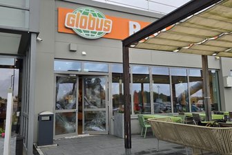 Globusmarkt-Eingangstür mit Auto aufgebrochen - Schwerer Einbruch in Juweliergeschäft im Vogtland - Gegen diese Tür sind die Täter mit einem Auto gefahren, um sie aufzubrechen.