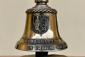Glocke läutet erstmals im Oelsnitzer Stadtrat - Die Städte Oelsnitz, Chodov und Waldsassen besitzen die gleiche Ratsglocke.