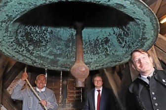 Glocke schlägt wieder in Nikolaikirche - Sven Krüger (von rechts), Michael Stahl und Volker Haupt an der Hilligerglocke im Turm der Nikolaikirche.