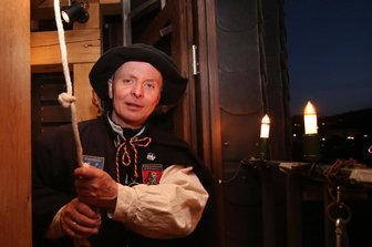 Glocken läuten als Hoffnungszeichen über Schwarzenberg - In Schwarzenberg wird allabendlich ein Zeichen der Hoffnung gesetzt. Türmer Gerd Schlesinger läutet um 19.30 Uhr die Glocken des Ratskellers parallel zu den Glocken der St. Georgen Kirche.