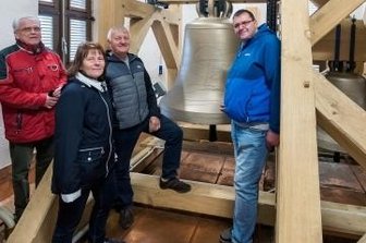 Glocken stehen im Mittelpunkt - Martin Tutzschky (r.) erläuterte Gästen das Geläut. 