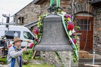 Glockeneinhub in Theuma: Geläut wieder zurück in der Heimat - Christian Beck, Chef der Firma Glocken- und Turmuhren in Kölleda, nimmt eine letzte Klangprobe an der großen Glocke vor.