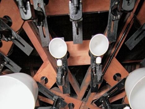Glockenspiel: Ende der langen Stille in Sicht - Das Glockenspiel in der Turmkuppel. Derzeit ist es wegen der Generalreparatur demontiert. 