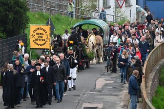 Glockenweihe in Naundorf: Neues Dreiergeläut ist für Sachsen eine Besonderheit - Mit einem Festzug begleiteten die Gläubigen und Gäste die Glocken bei ihrem Ankommen.