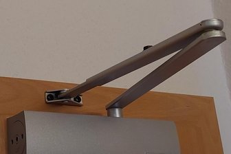 Glosse: Der Gesetzgeber vertraut mir nicht mehr - Das Corpus Delicti: der neue Türoberschließer.