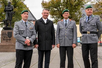 „Glück Auf! Ich melde mich ab“: Kommandeur Thomas Spranger verlässt Erzgebirgskaserne in Richtung Berlin - Brigadegeneral Alexander Krone (3. v. l.) übergab das Kommando der Marienberger Jäger von Oberstleutnant Thomas Spranger (r.) an Oberstleutnant Georg Böhme. Oberbürgermeister André Heinrich setzt auch künftig auf eine gute Zusammenarbeit zwischen Stadt und Bundeswehr.