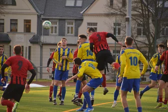 Glück auf im Erzgebirge: Fußballer von Germania Mittweida gewinnen bei Spitzenreiter VfB Annaberg - Mit diesem wuchtigen Kopfball besiegelt Mittweidas Markus Pietsch die erste Saisonniederlage des VfB Annaberg.
