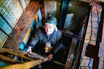 „Glück auf“ in Sachsenburg: Bergbauverein hat gleich mehrere Gründe zum Feiern - Zwei Bergbaufreunde fuhren in den Augrundstolln ein, hier Dr. Lutz Baldauf im Schacht.