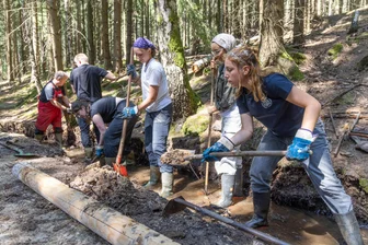 „Glück auf!“ international: Freiwillige aus zwölf Ländern erneuern den Röhrgraben im Erzgebirge - Freiwillige aus aller Welt restaurieren gemeinsam mit der Berggrabebrüderschaft zwei Wochen lang den Röhrgraben.