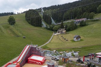 „Glück auf“: Neuer Spielplatz krönt Millionenprojekt am Fichtelberg - Der neue Spielplatz soll auf der Wiese unterhalb der Schanzen entstehen.