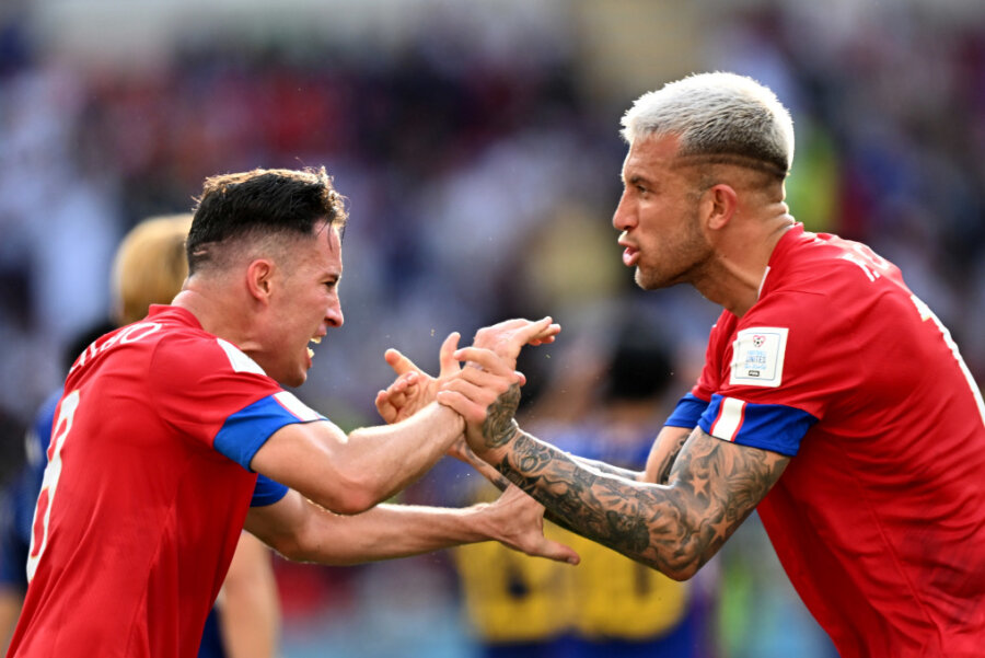 Glück für Deutschland: Costa Rica schlägt überraschend Japan - Ahmad bin Ali Stadion, Bryan Oviedo (l) und Francisco Calvo aus Costa Rica jubeln nach dem Sieg.