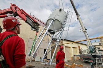Glückauf-Brauerei Gersdorf investiert 650.000 Euro - und erhöht 2025 die Preise - Ein neues Trebersilo wurde am Dienstag in der Glückauf-Brauerei Gersdorf angeliefert und aufgebaut. Das war im Wortsinn eine schwere Angelegenheit: Mit allem Zubehör wiegt das Silo etwa vier Tonnen.