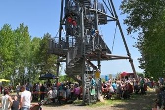 Glückauf-Turm in Oelsnitz lockt zahlreiche Ausflügler an - Ziel der 20. Glückauf-Wanderung war der Glückauf-Turm auf der Deutschlandschachthalde.