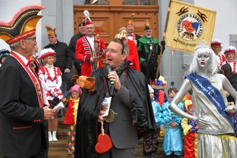 Glücki, Glücki, Auf, Auf: In Freiberg läutet der FKK die fünfte Jahreszeit ein - Oberbürgermeister Sven Krüger trat zum Faschingsauftakt als Mäusekönig vor die Rathaustür.