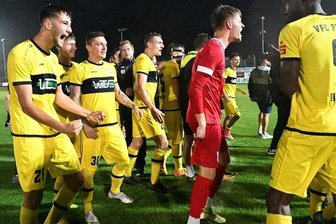 Glücklich, aber verdient gewonnen - Da fällt die Last ab: Nach zwei Niederlagen sicherten sich die Kicker des VFC Plauen im Derby gegen Auerbach mit dem 3:1-Sieg die ersten Oberliga-Punkte in der noch jungen Saison. Danach feierte die Mannschaft mit den mitgereisten Fans.