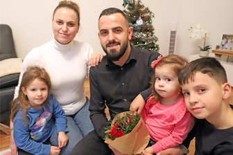 Glückliche Augen und dicke Backen: Wie es der kleinen Erina aus Freiberg nach ihrer Rettung heute geht - Alle happy... außer Erina: Schwester Nazmije, Mama Mejnem, Papa Besir (v.l.) und Bruder Endrit (r.) mit Nesthäkchen Erina.