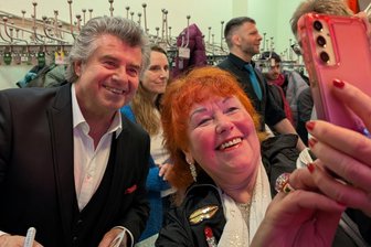 Glückliche Fans: Andy Borg bringt beste Laune ins Freiberger Tivoli - Sonst singt Conny Schmerler die Lieder von Andy Borg als Entertainerin, diesmal bekam sie ein Foto mit ihm.