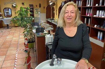 Glückliche Fügung in Neumark: Die Chefin geht, ihr Salon bleibt - Karola Lehmann gehört zu den Menschen, die in Neumark fast jeder kennt. Auch nach ihrem Abschied in den Ruhestand bleibt sie dem Salon Carola noch in beratender Funktion erhalten. Den etwa 1000 Kunden des Geschäfts sagt sie an dieser Stelle ganz herzlichen Dank für jahrelange Treue.