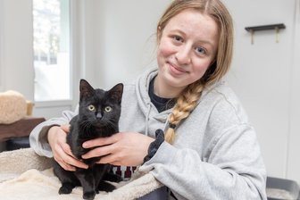 Glückliche Fügung in Tierheim im Erzgebirge: Worauf das Team nun hofft - Katze Ursula, im Bild mit Siri Grund, kam als Fundtier ins Tierheim „Neu-Amerika“.