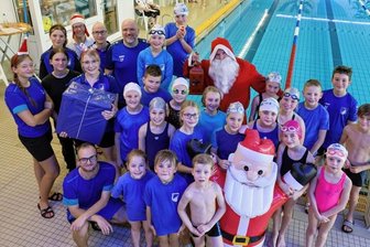 Glückliche Gesichter beim Gersdorfer Adventsschwimmfest - 