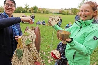 Glückliche Kinder nehmen (Holz-)Pferde in Beschlag -