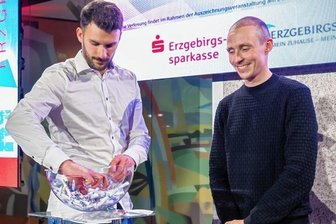 Glücksbringer von Weltklasse - Die Spitzenathleten, Weltmeister und Olympiamedaillengewinner Eric Frenzel und Axel Jungk (l.) zogen bei der Tombola die Lose. Der Hauptpreis ging an einen jungen Motorsportler.
