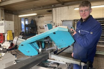Glücksfall Azubi: Wie ein Handwerksbetrieb im Vogtland zu seinem Lehrling kam - Moritz Partenfelder aus Eibenstock ist Azubi der Firma Eßbach in Jägersgrün. Um zum Ausbildungsplatz zu kommen, braucht er ein Familientaxi.