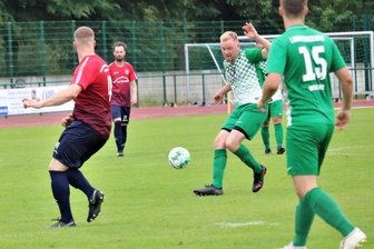 Glücksgefühle in Grün-Weiß - Der Schuss ins Glück: Erik Pomp (M.) erzielt hier gekonnt das Tor zum Titel für den TSV Langhennersdorf. 