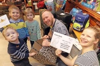 Glückskinder ziehen die Gewinner - Gemeinsam mit den Geschäftsinhabern Franziska Flack und Camillo Scholz zogen Hannah, Pepe und Ludwig (v.r.) die Gewinner.