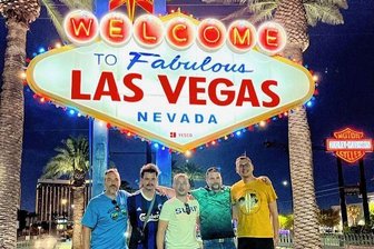 Glücksritter aus dem Erzgebirge erobern Spielparadies Las Vegas - Erinnerungsfotos waren ein Muss: Auf diesem Bild posieren Kai Müller, Xaver Herklotz, Ronny Findeisen, Simon Trommler und Steve Martin (von links) vor der Leuchtreklame am Strip in Las Vegas.