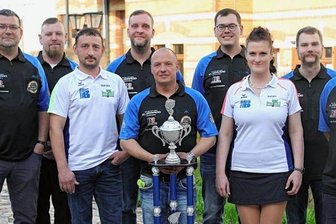 "Glücksritter" aus dem Erzgebirge heben zur E-Darts-WM nach Las Vegas ab - Die Glücksritter aus dem Erzgebirge machen Las Vegas unsicher: Kapitän Simeon Heinz, Christian Schubert, Dominique Goldberg, Steve Martin, Simon Trommler und Kai Müller (hinten von links) sowie Ronny Findeisen, Rico Bauer und Madlen Teich (vorn von links) vertreten Deutschland bei der Weltmeisterschaft im E-Darts.