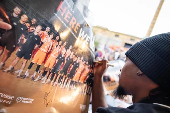 Glückswürmchen, Tanzeinlage, druckfrische Mannschaftsposter: So lief die Teampräsentation der Niners Chemnitz - Ty Brewer unterschreibt auf einem der brandneuen Mannschaftsposter, die am Sonntag von „Freie Presse“ verteilt worden sind.