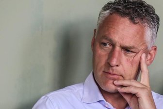 Glückwunschkarten an Abc-Schützen für den Papierkorb - Wann Carsten Michaelis sein Amt antreten kann, ist unklar.