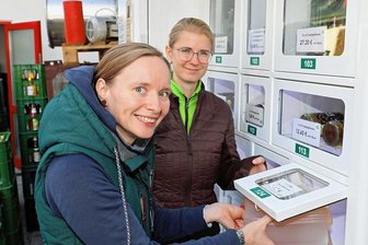 Glühwein aus dem Automaten: In Langenbernsdorf gibt's Kultgetränk von Mehlhorn rund um die Uhr - Doreen Bönsch (vorn) testet den Automaten. Auch Ulrike Mehlhorn ist überzeugt, dass das Angebot bei den Kunden gut ankommt.