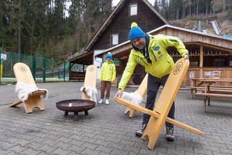 Glühwein aus dem Erzgebirge und pure Idylle: Imbiss im Greifenbachtal startet in fünfte Saison - Die Vorbereitung für den besonderen Saisonstart der Wintersportler im Greifenbachtal laufen auf Hochtouren. Es wurde Holz gehackt und das Equipment für Sonntag sortiert. Im Bild Rico Müller und sein elfjähriger Sohn Nino.