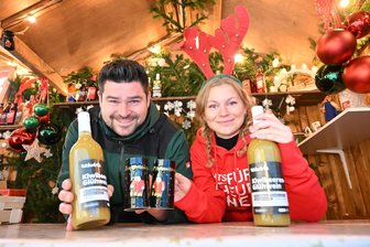 Glühwein aus Kiwibeeren: Niederwiesaer bringt Neuheit auf den Chemnitzer Weihnachtsmarkt - Richard Hamann und Luise Pertel bieten seit Freitag ihren Kiwibeeren-Glühwein auf dem Chemnitzer Weihnachtsmarkt an.
