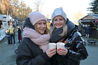 Glühwein, Bergparaden und Traumwetter: So ist das Erzgebirge in den Advent gestartet - Isa Böhme (li.) und Nadine Böhme aus Auerbach sind über den Raachermannelmarkt geschlendert und haben Mango-Glühwein probiert.