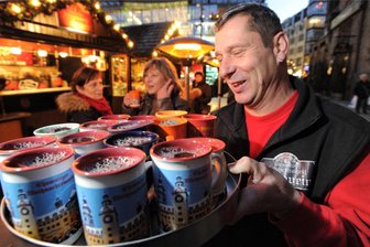 Glühwein bis Silvester: Chemnitzer Weihnachtsmarkt geht teilweise in die Verlängerung - Vor dem Sekt zum Jahreswechsel gibt es im Erzgebirgsdorf bis zum Jahresende Glühwein.
