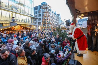 Glühwein doch nicht teurer? Was Essen und Trinken auf dem Weihnachtsmarkt Chemnitz kosten - Gemeinsam mit dem OB eröffnete der Weihnachtsmann am Freitagnachmittag den Chemnitzer Weihnachtsmarkt. An die Kleinsten wurden Chips für Fahrgeschäfte verteilt.